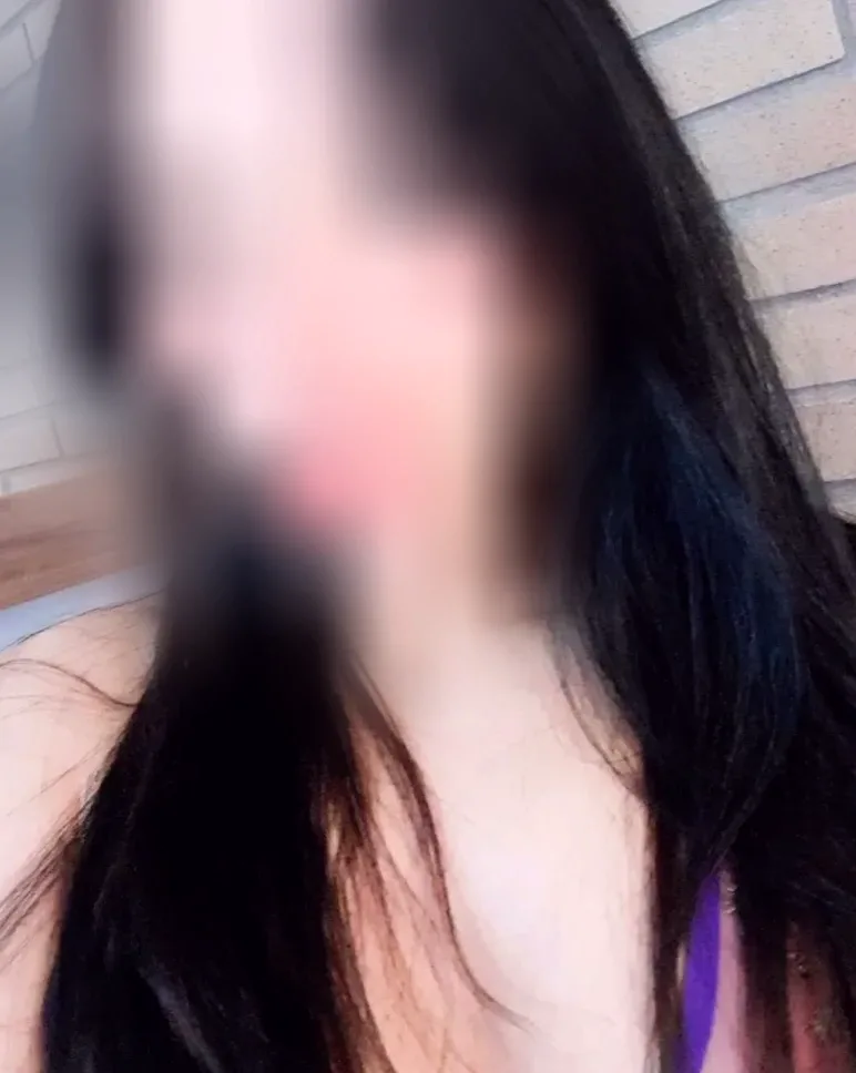 Ela, 24