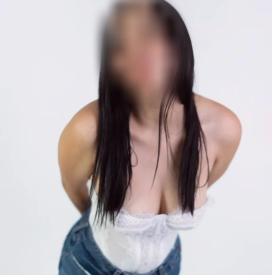 Laura, 23